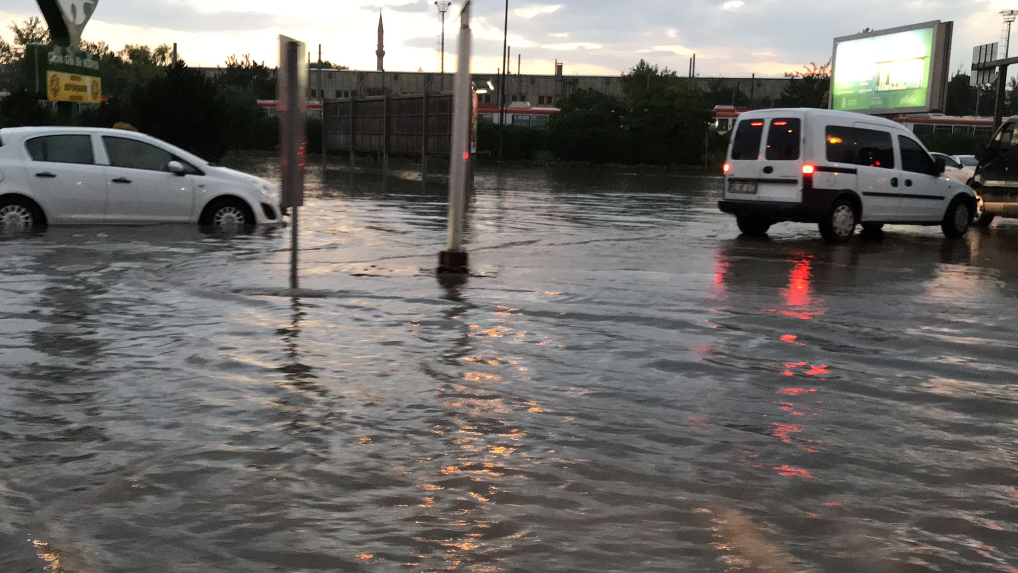 Konya'da ani yağış sonrası hayat felç oldu! Yollar göle döndü