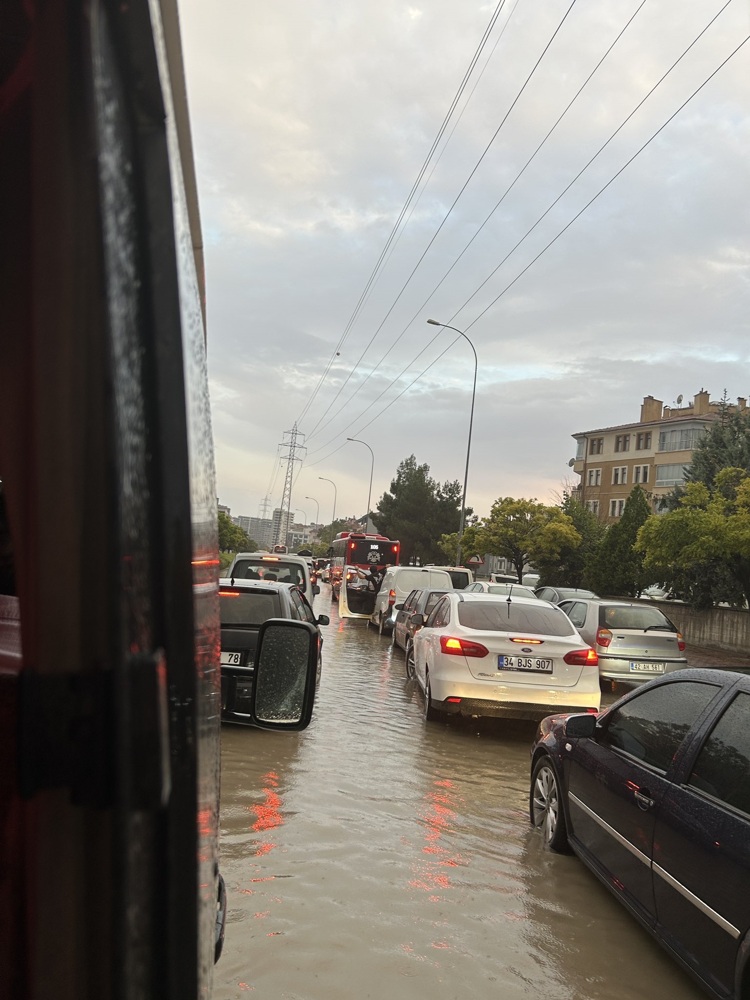 Konya’da sağanak etkili oldu! Bir kez daha yollar gölete döndü
