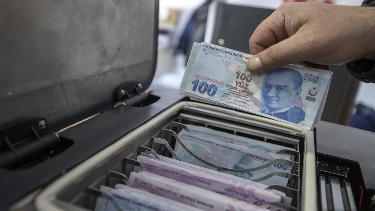 Karaman'da bisküvi fabrikasında çıkan yangının ardından soğutma çalışmaları sürüyor
