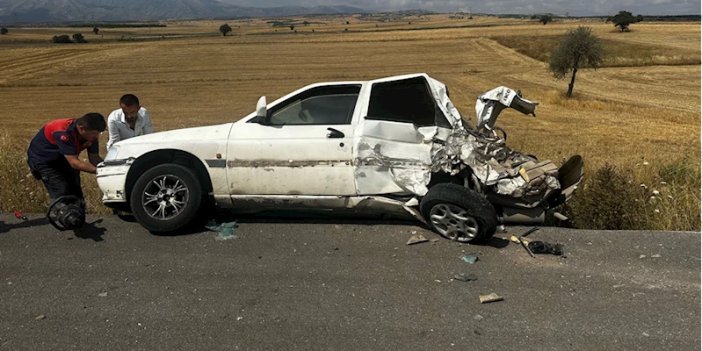 Konya yolunda kamyonetle otomobil çarpıştı