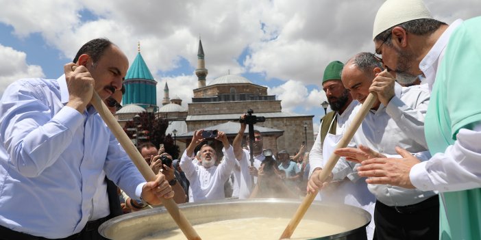 Gelenek yaşatılıyor Mevlana'nın dergahında pişirilen aşure ziyaretçilere ikram edildi
