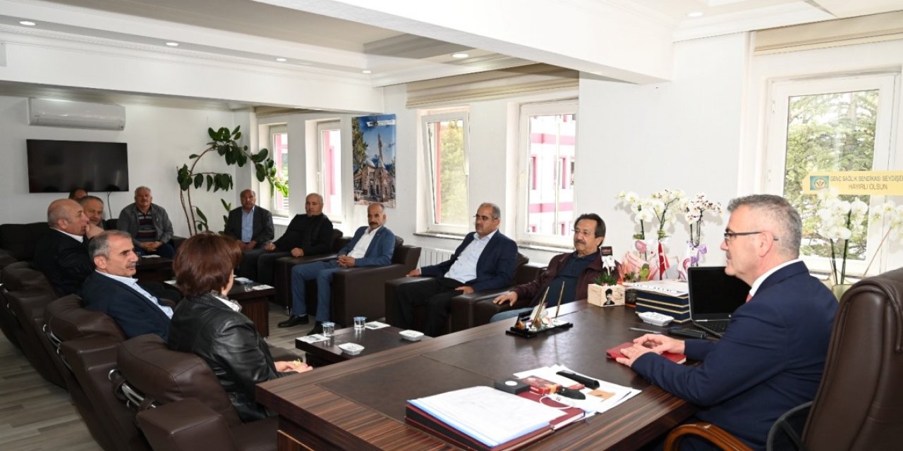 Başkan Ustaoğlu tebrikleri kabul ediyor