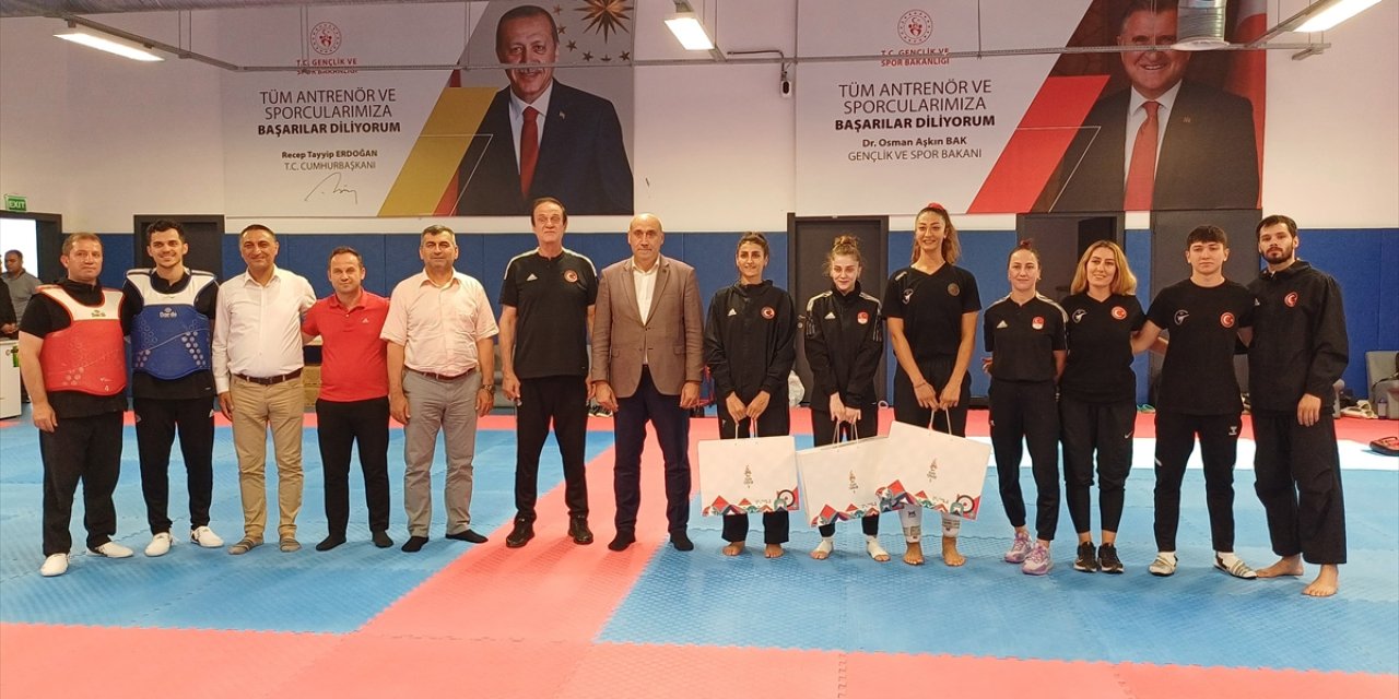Paris 2024'te Türkiye'yi temsil edecek 3 sporcuya olimpiyat kitleri verildi