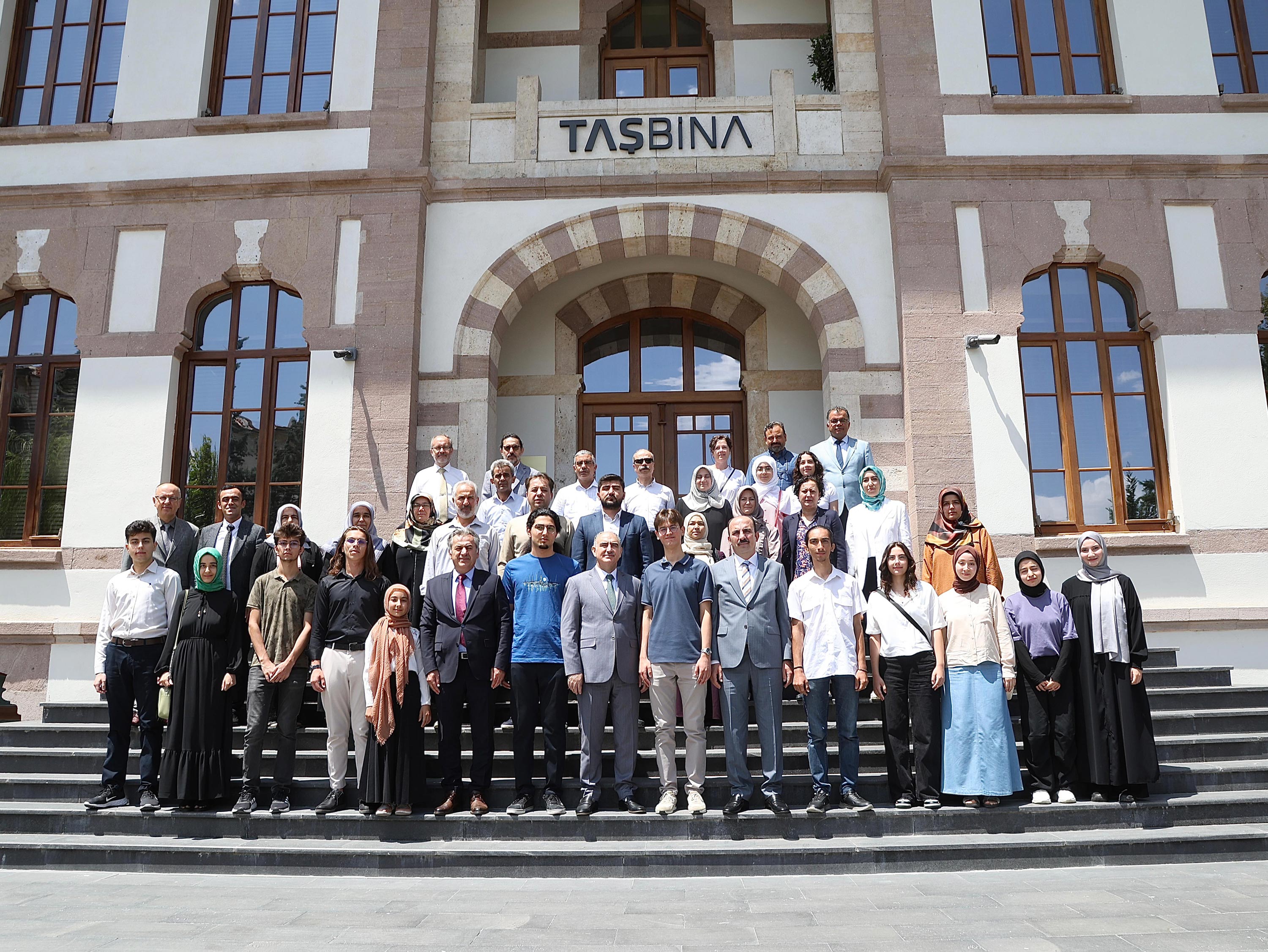 Vali Özkan ve Başkan Altay YKS'de derece yapan öğrencilerle buluştu