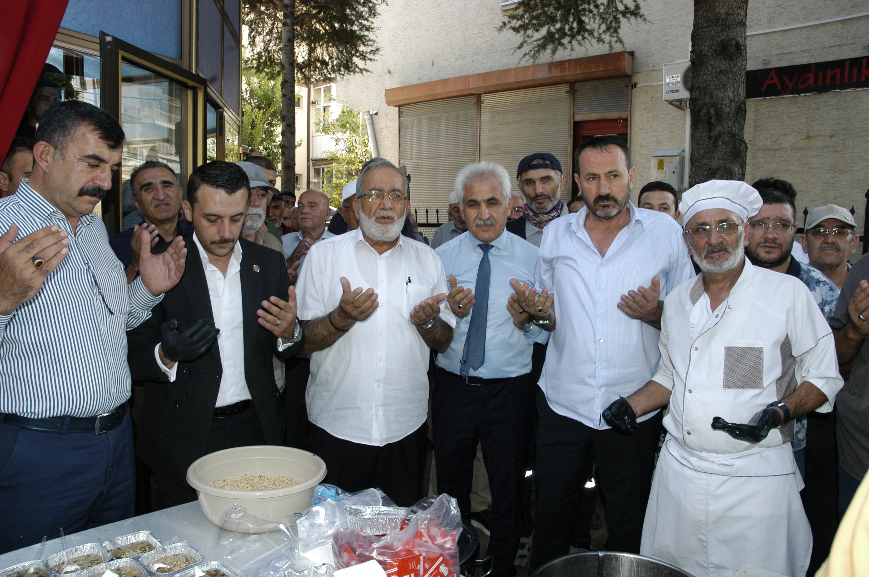 Muhtarlar aşure dağıttı