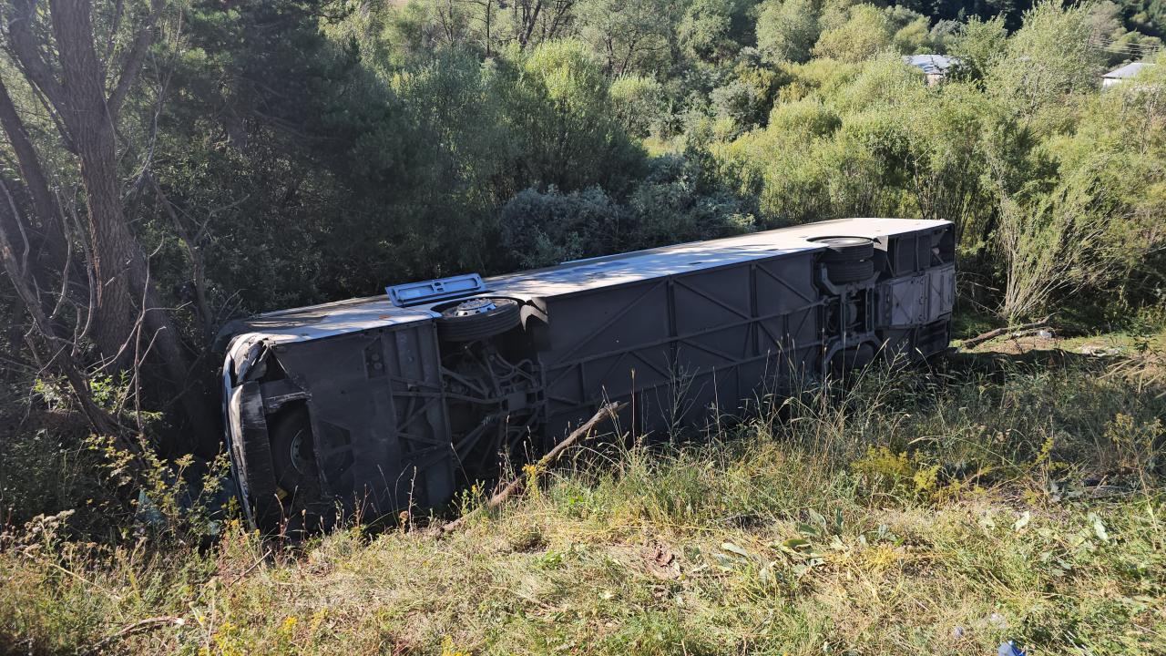 Erzincan'da yolcu otobüsü devrildi