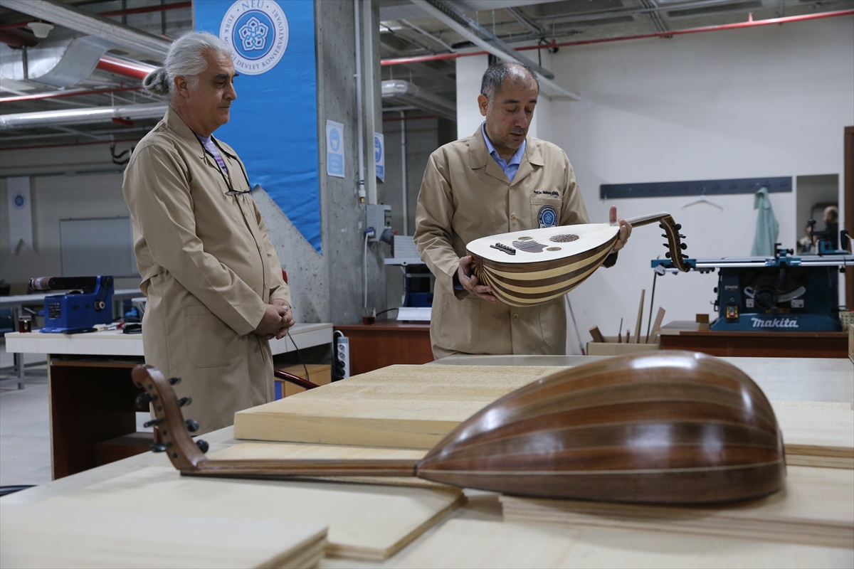 Akademisyenler konservatuvardaki atölyede hem sanat öğretiyor hem de çalgı üretiyor