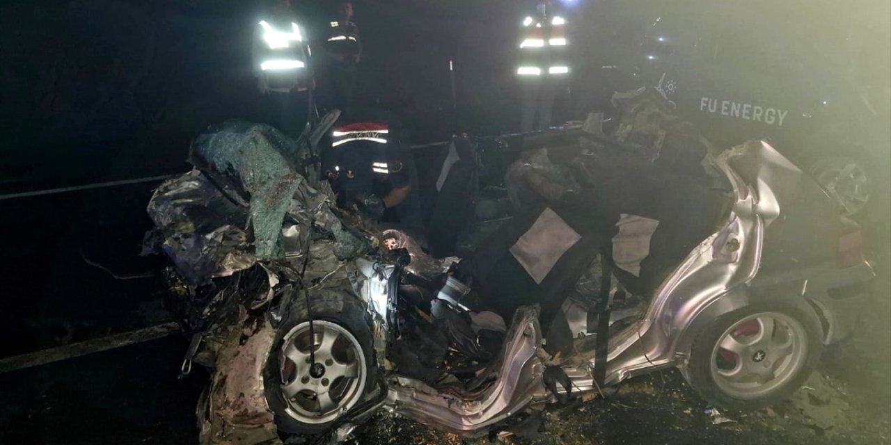 Yeni evlenen çift, düğün dönüşü kazada hayatını kaybetti