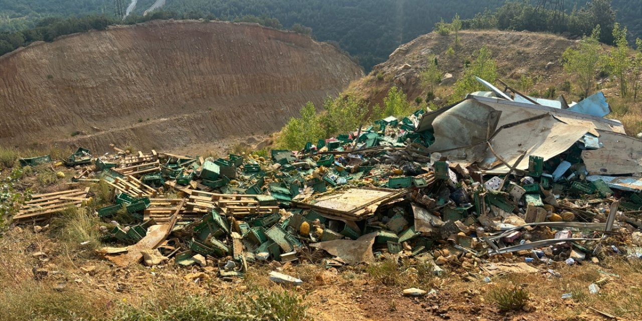 Konya'da sebze yüklü kamyon devrildi!