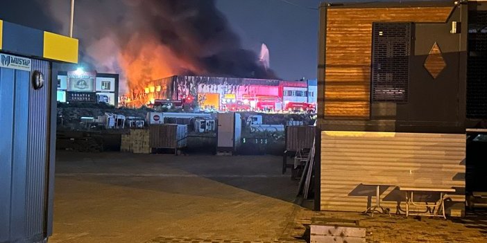 TOMA'lar da müdahale etti Konya'daki geri dönüşüm fabrikasındaki yangın dükkanlara sıçramadan söndürüldü