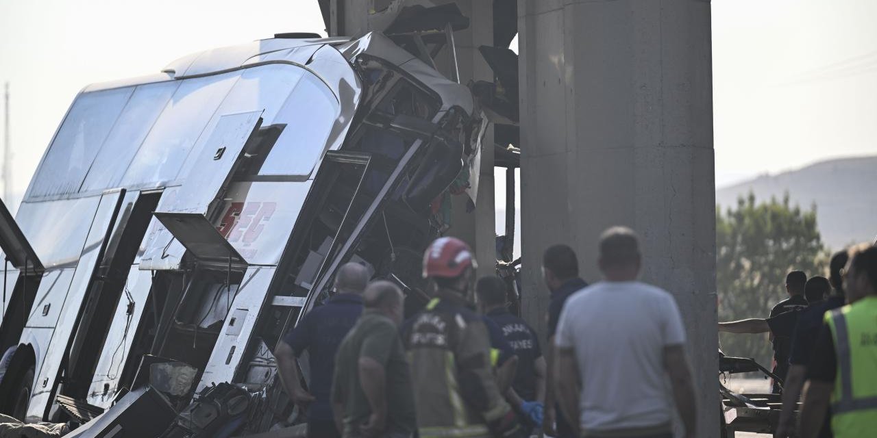 Otobüs üst geçide çarptı: 9 ölü