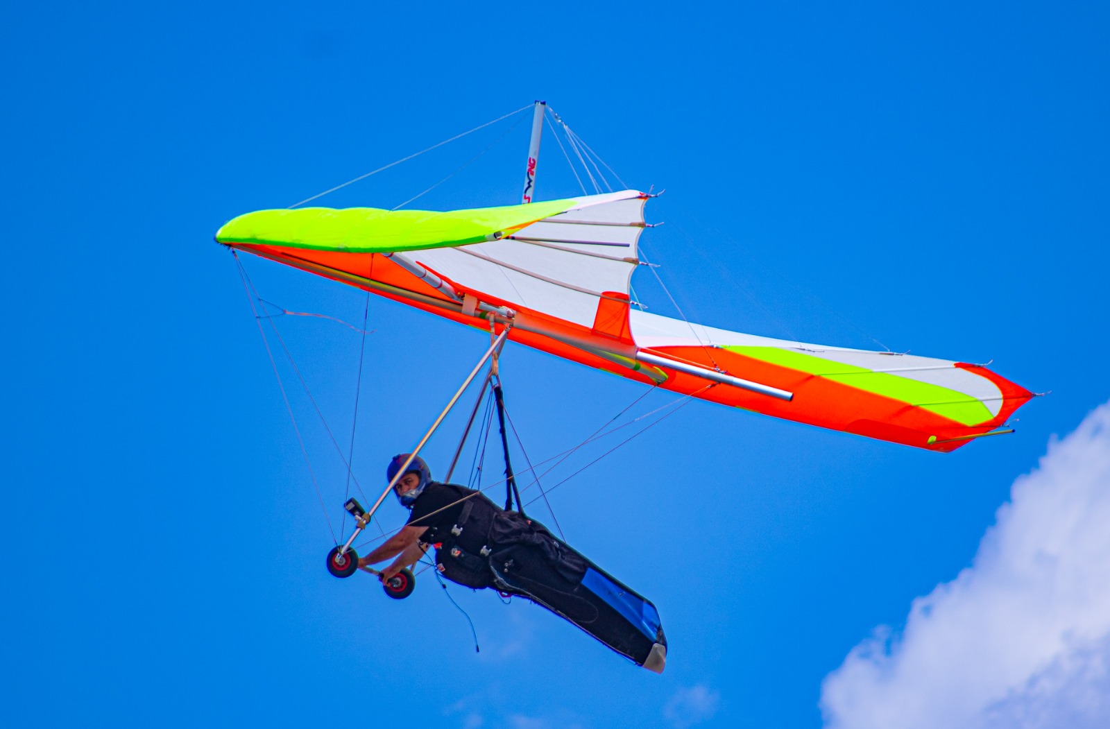 Yelkenkanat Pilotu Öner, Karapınar'dan Havalandı! Üç doğa harikasını aynı anda kaydetti