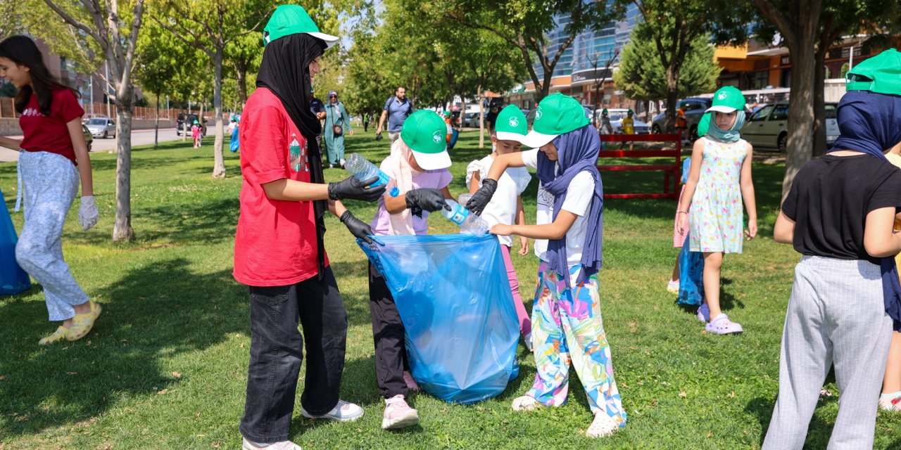 Selçuklu’da yaz Kur’an kursu öğrencilerinden örnek çevre temizliği etkinliği
