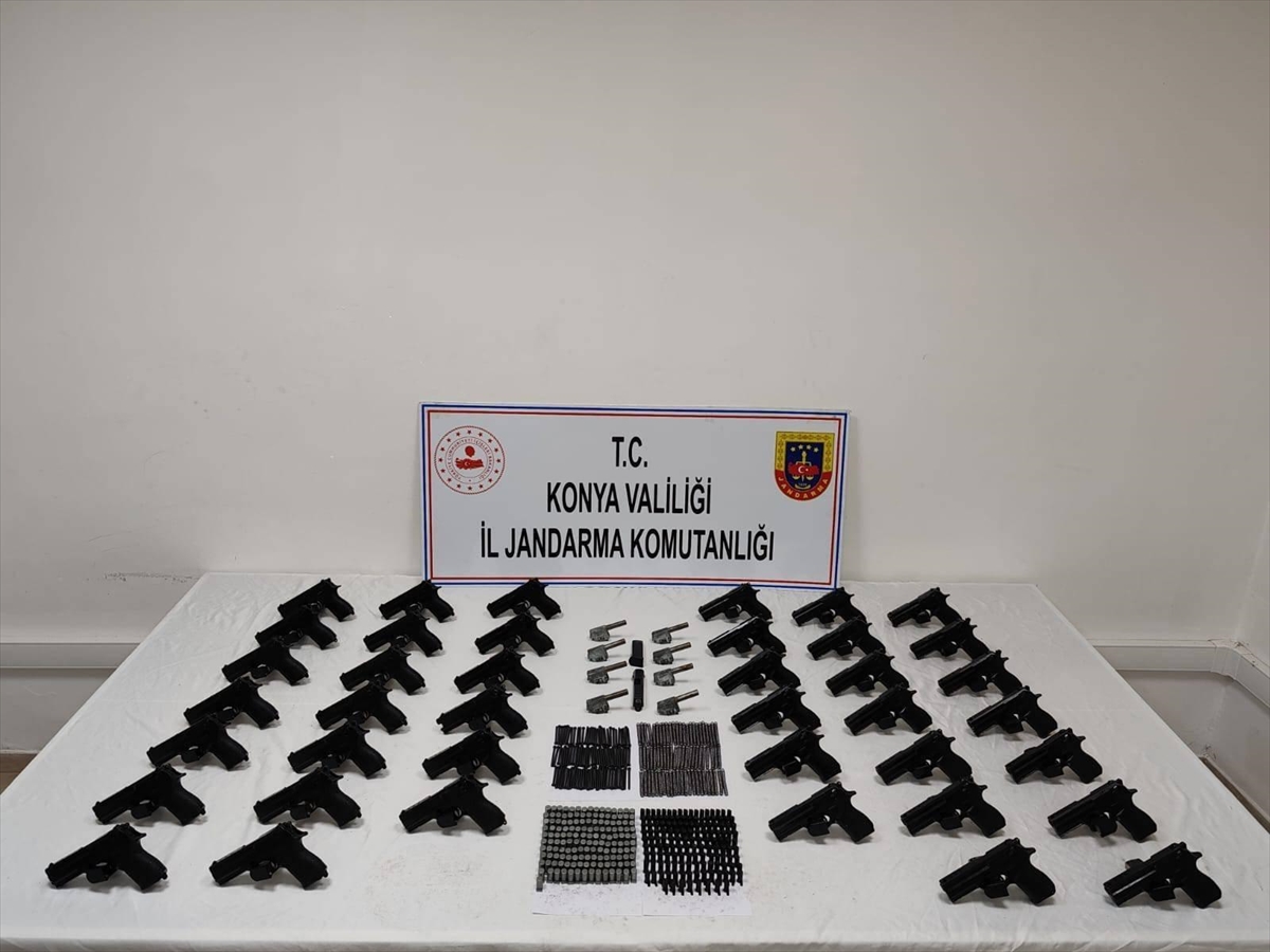 Konya'da yola atılan çuvaldan 40 ruhsatsız tabanca çıktı