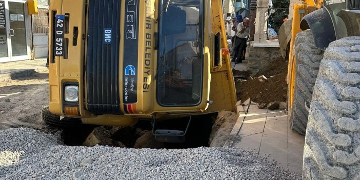 Konya'da kamyon belediyenin kazdığı çukura düştü!