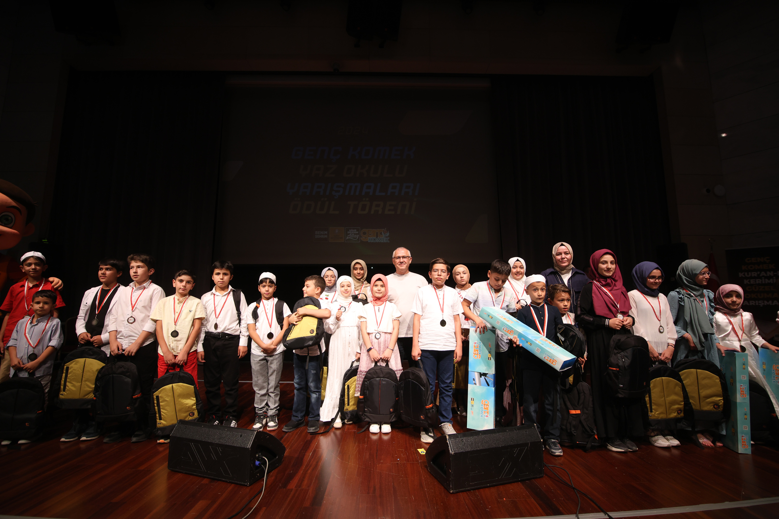 Genç KOMEK Yaz Okulu'nda kazanan yarışmacılara hediyeler verildi