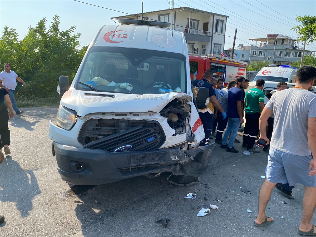 Ambulans ile otomobil çarpıştı: 9 yaralı