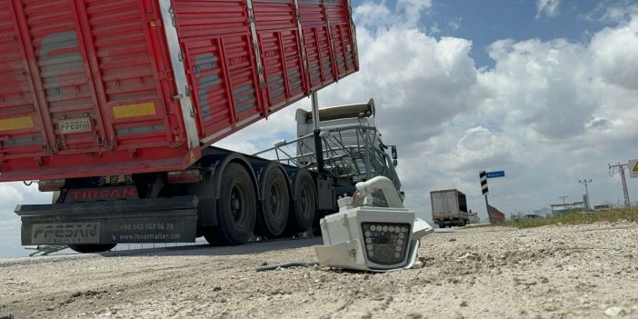 Konya'da seyir halindeki tırın açık kalan dorsesinin hız tespit sistemi direğine çarpması kamerada