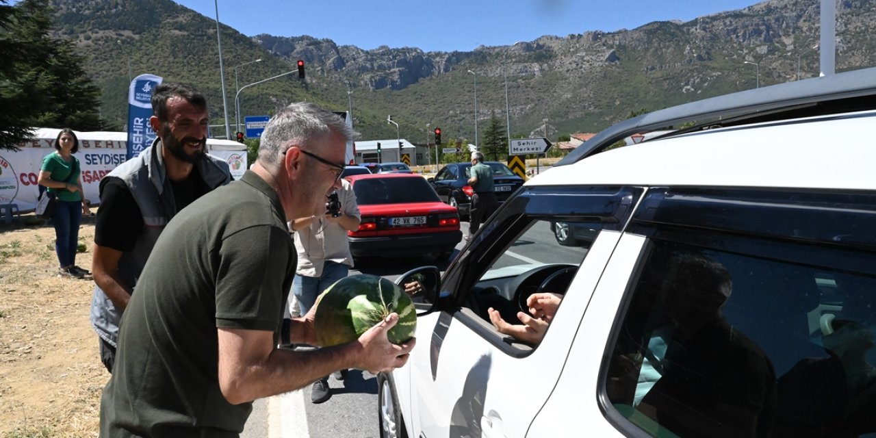 Seydişehir’de tarlada kalan karpuzlar vatandaşa ikram edildi