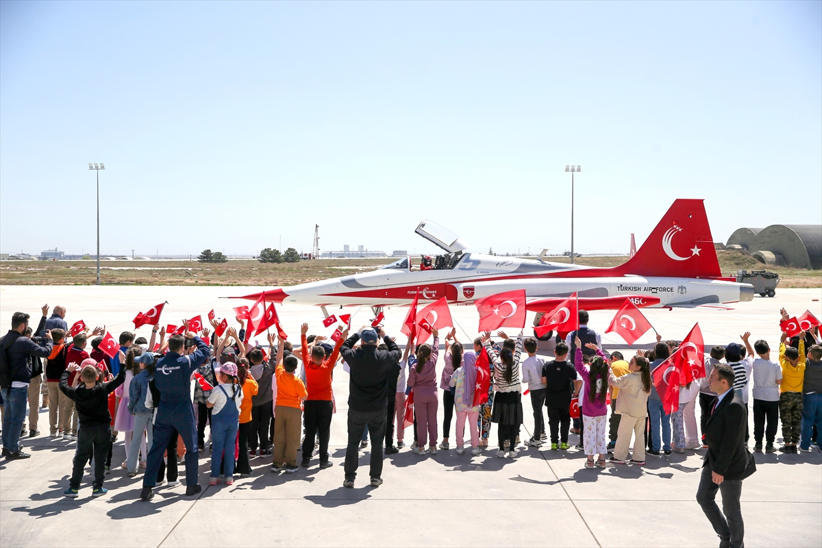 Türk Yıldızları'nın kahraman pilotları, çocuklara 23 Nisan coşkusu yaşattı