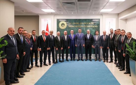 Konya'daki belediye başkanlarından Bakan Kurum'a ziyaret! Projeler sunuldu