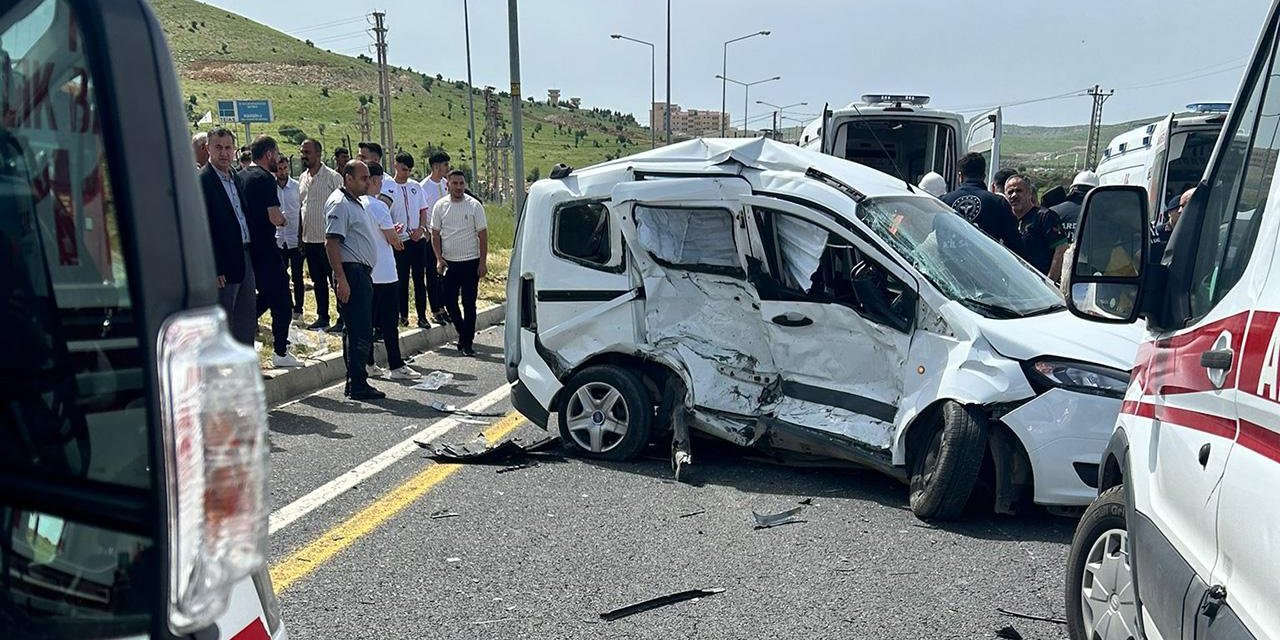 Panelvan ile hafif ticari araç çarpıştı: 11 yaralı