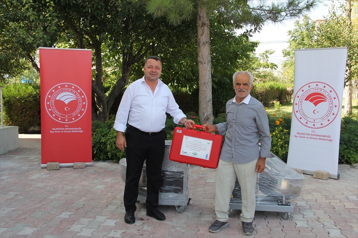 Yalıhüyük’te üreticilere budama makası ve hamur karma makinesi verildi