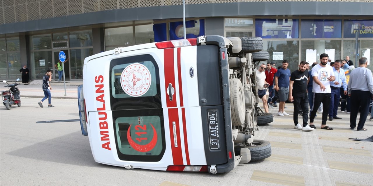 Hafif ticari araç ile ambulans çarpıştı!