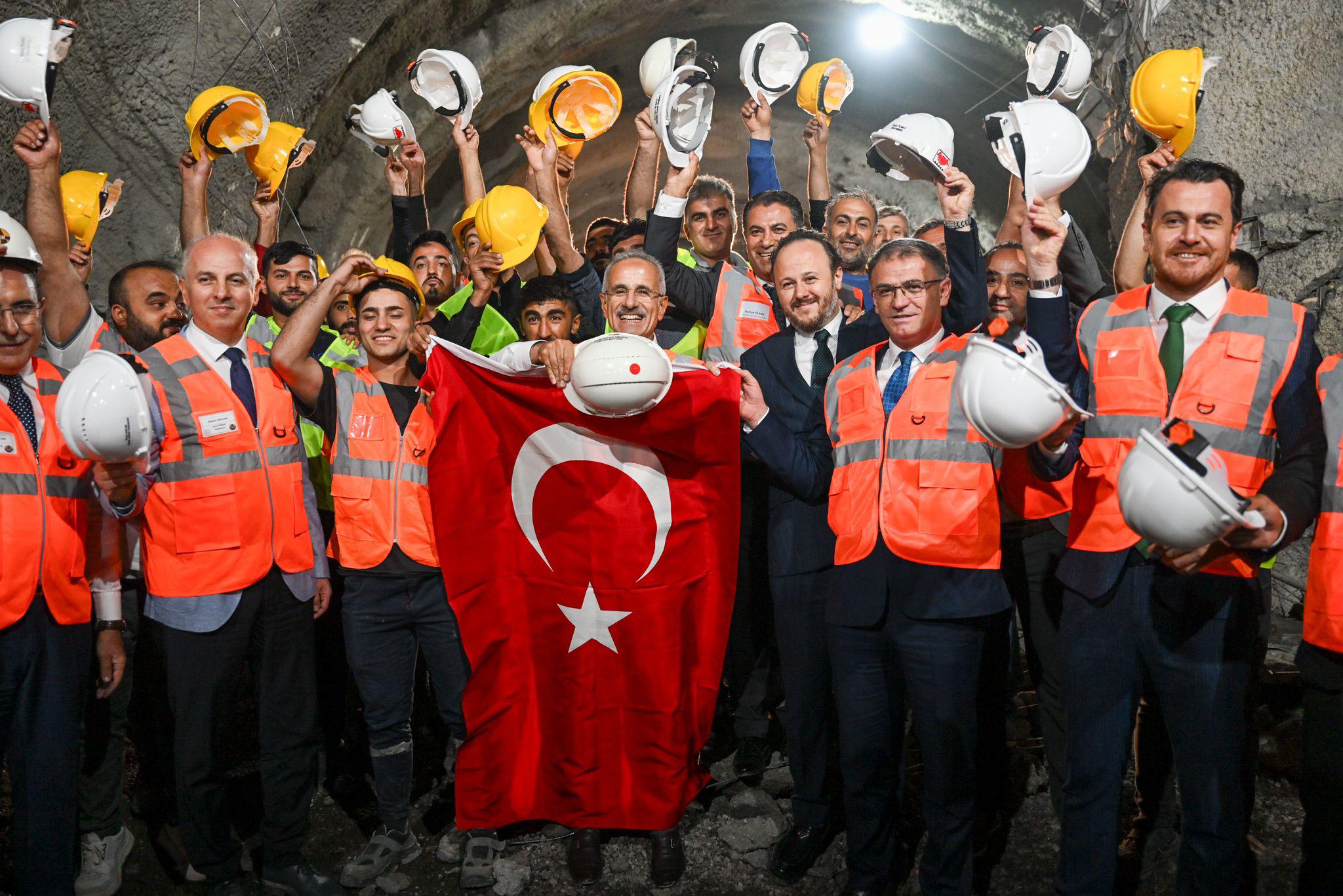 "32 virajlar ile 40 dakikada geçilen güzergah Güzeldere tüneli ile 6 dakikada geçilecek"