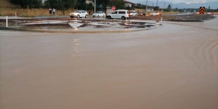Konya'nın o ilçesinde akşam saatlerinde etkili olmaya başlayan sağanak sele neden oldu