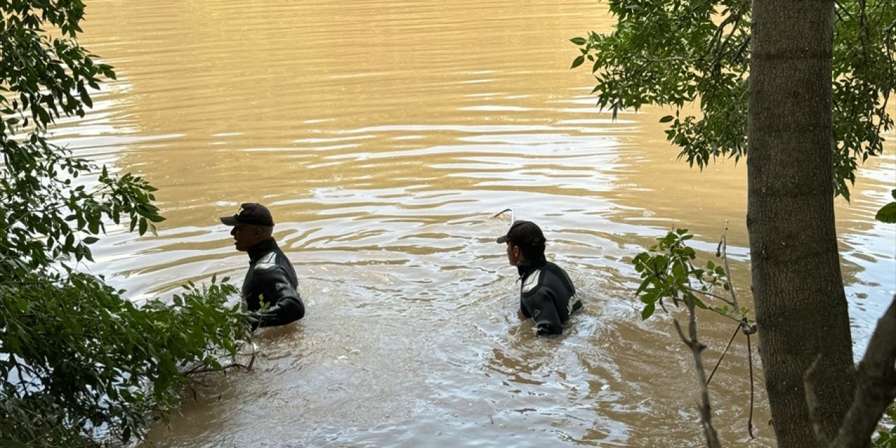 Kaybolan 8 yaşındaki Narin'i arama çalışmaları 8'inci gününde sürüyor