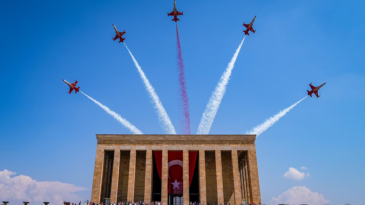Türk Yıldızları Anıtkabir semalarında