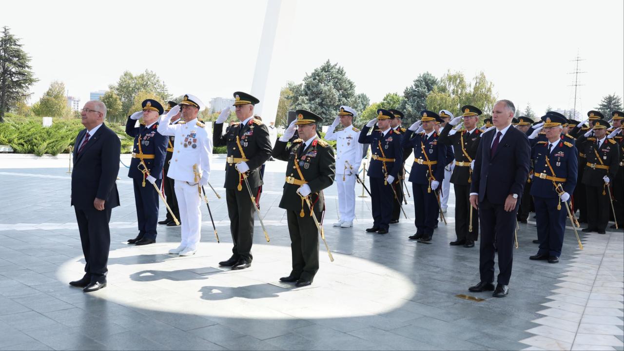 Bakan Güler, TSK komuta kademesiyle Devlet Mezarlığı'nı ziyaret etti
