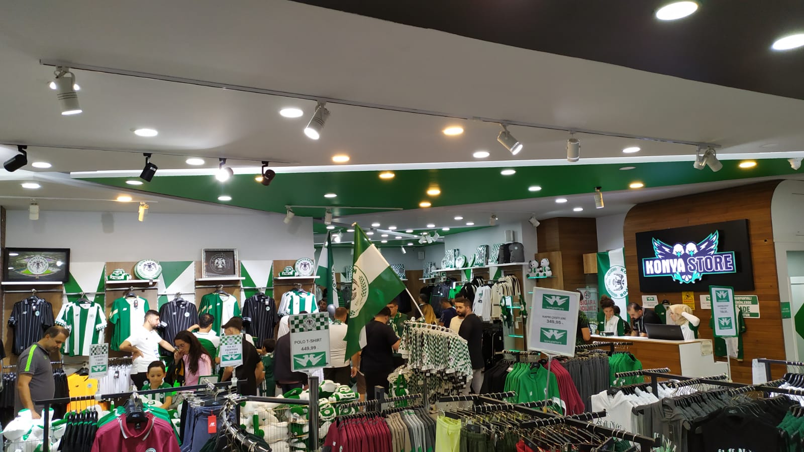 Kayserispor maçı öncesi Konya Store’de alışveriş yoğunluğu!
