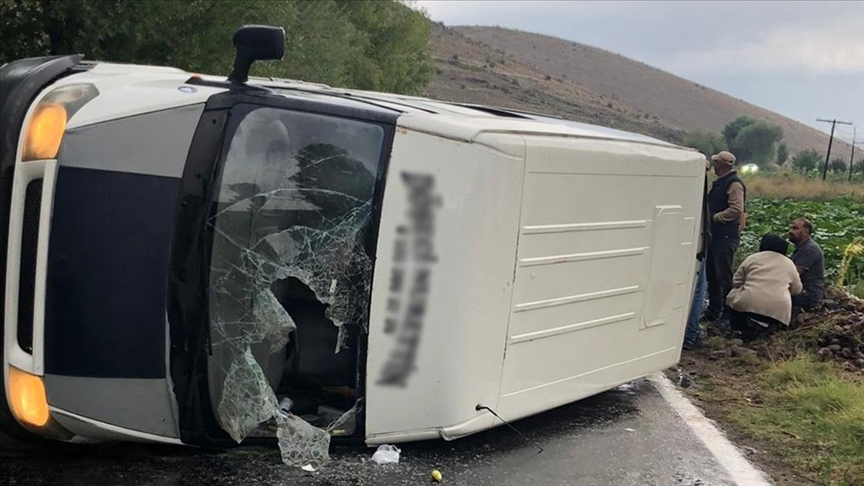 İşçileri taşıyan minibüs devrildi: 10 yaralı