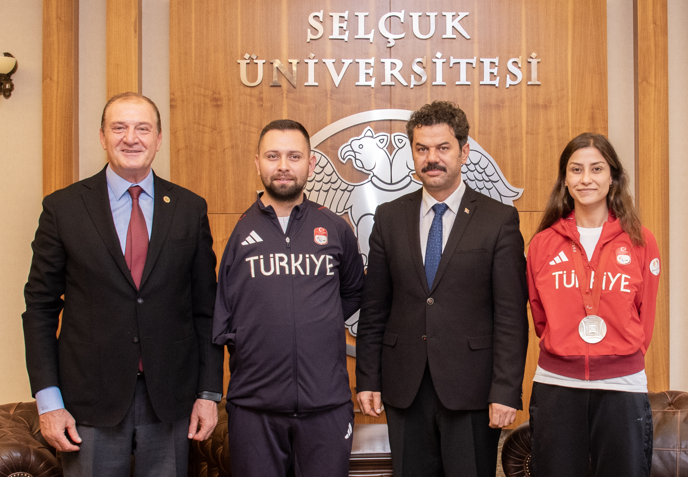Selçuk Üniversitesi milli para tekvandocularından Rektör Yılmaz’a ziyaret