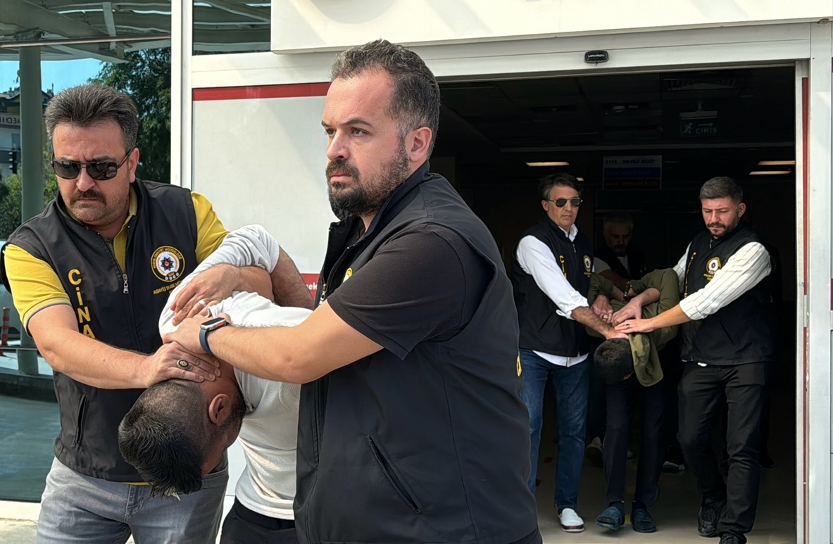 Konya'da iki polisin yaralanmasıyla ilgili yakalanan 3 zanlı adliyeye sevk edildi