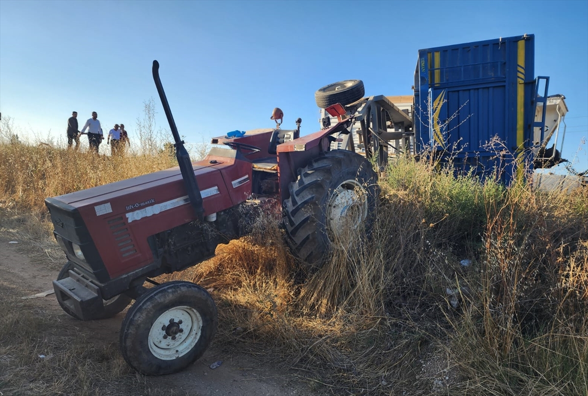 Konya'da minibüs ile traktör çarpıştı: 2 ölü 9 yaralı
