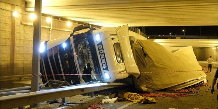 DOMATESLER YOLA SAÇILDI! Konya'da altgeçitte devrilen tırın sürücüsü öldü!