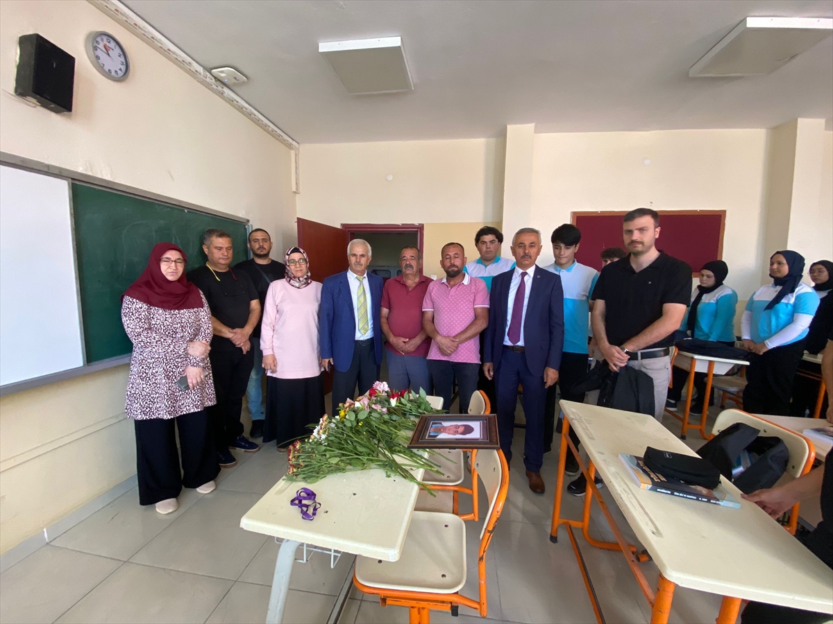 Oturduğu sıra çiçeklerle donatıldı! Konya'da trafik kazası sonucu ölen lise öğrencisi anıldı