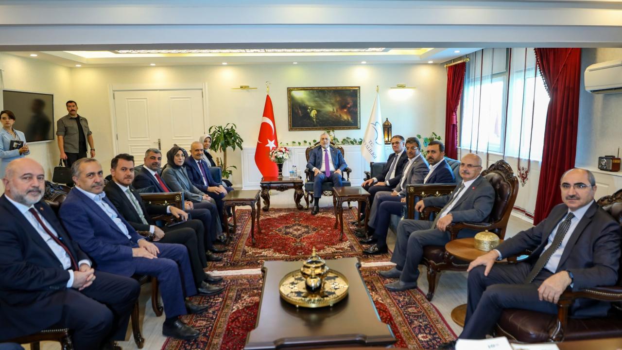 Bakan Işıkhan, Van'da "Türkiye Buluşmaları" programında konuştu