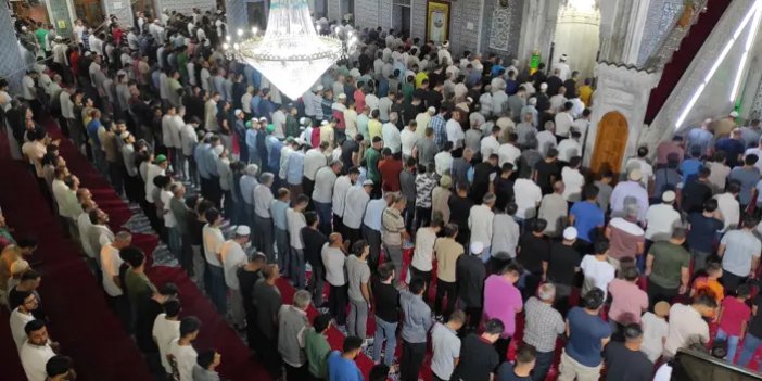 ELLER SEMAYA AÇILDI: Kandil gecesinde camiler doldu taştı