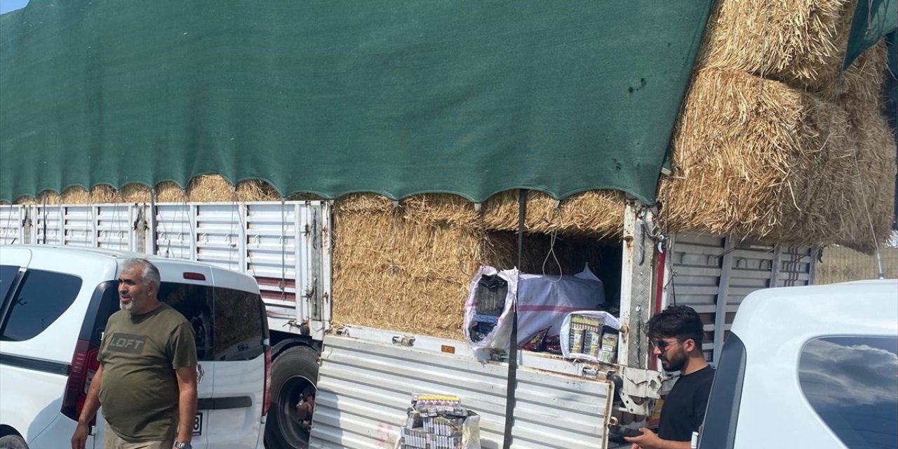 Konya'da gümrük kaçağı ürünleri saman balyalarına gizlemişler!