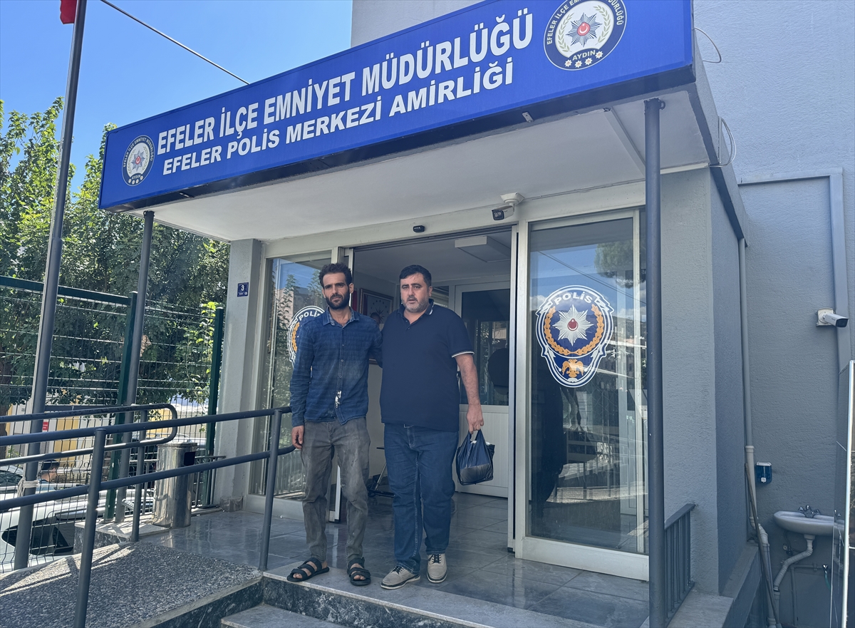 Yanlışlıkla çöpe atılan bir poşet parayı Suriyeli kağıt toplayıcı, sahibine teslim etti