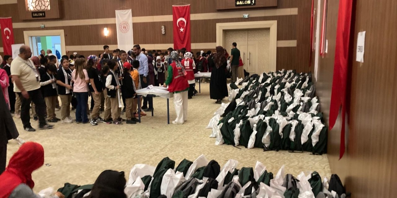 Kızılay ve Konyaspor 300 öğrencinin kırtasiye ihtiyacını karşıladı