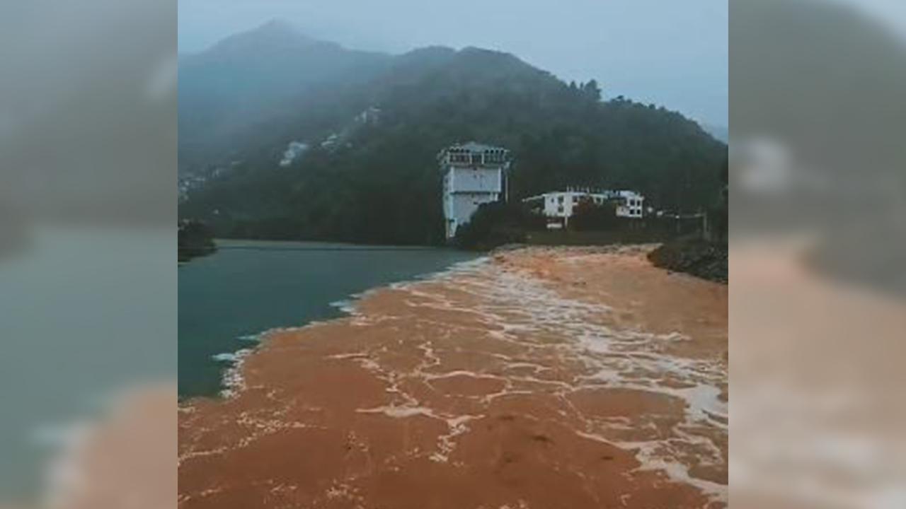 Artvin'de taşan dereler Çoruh'a karıştı