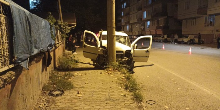 KONYA'DA KAMYONET ELEKTRİK DİREĞİNE ÇARPTI! Yaralılar var