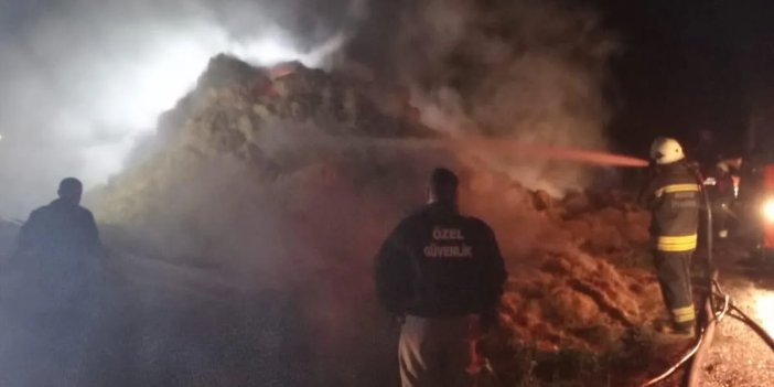 KONYA'DA ETKİLİ OLAN YAĞIŞ SIRASINDA YILDIRIM DÜŞTÜ! Saman balyaları küle döndü