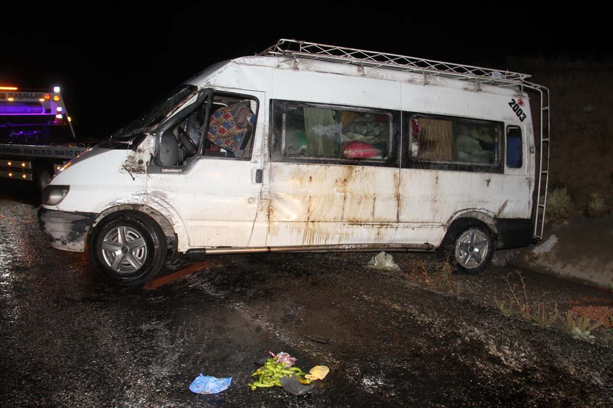 Konya'da tarım işçilerini taşıyan minibüs devrildi yaralılar var...