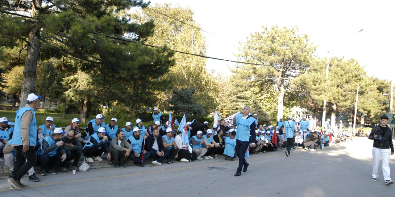 TES-İŞ’li işçiler Konya’da oturma eylemi yaptı